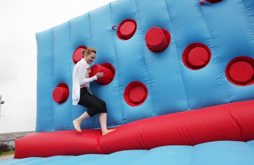 Punch wall inflatable'